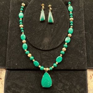 Gold and malachite necklace and earrings.
